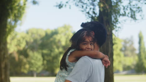 Joven-Asiático-Caminando-Con-Una-Pequeña-Hija-En-El-Parque