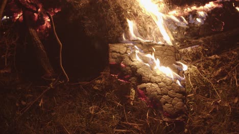 mueble de madera ardiendo junto a la fogata