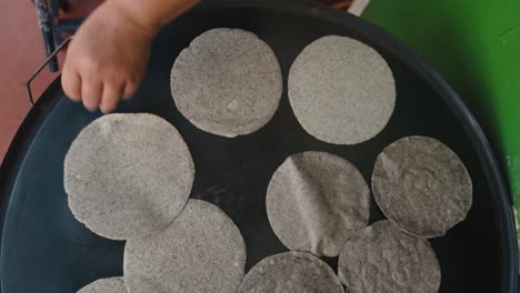 horneado tradicional de tortillas en san cristóbal de las casas, chiapas, méxico