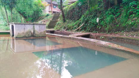 Ein-Brunnen-Sprudelt-Wasser