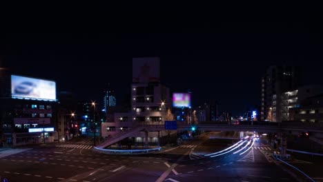 un timelapse nocturno del atasco de tráfico en la calle de la ciudad en tokio.