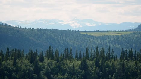 El-Paisaje-De-Noruega-Con-Montañas-Nevadas-Al-Fondo