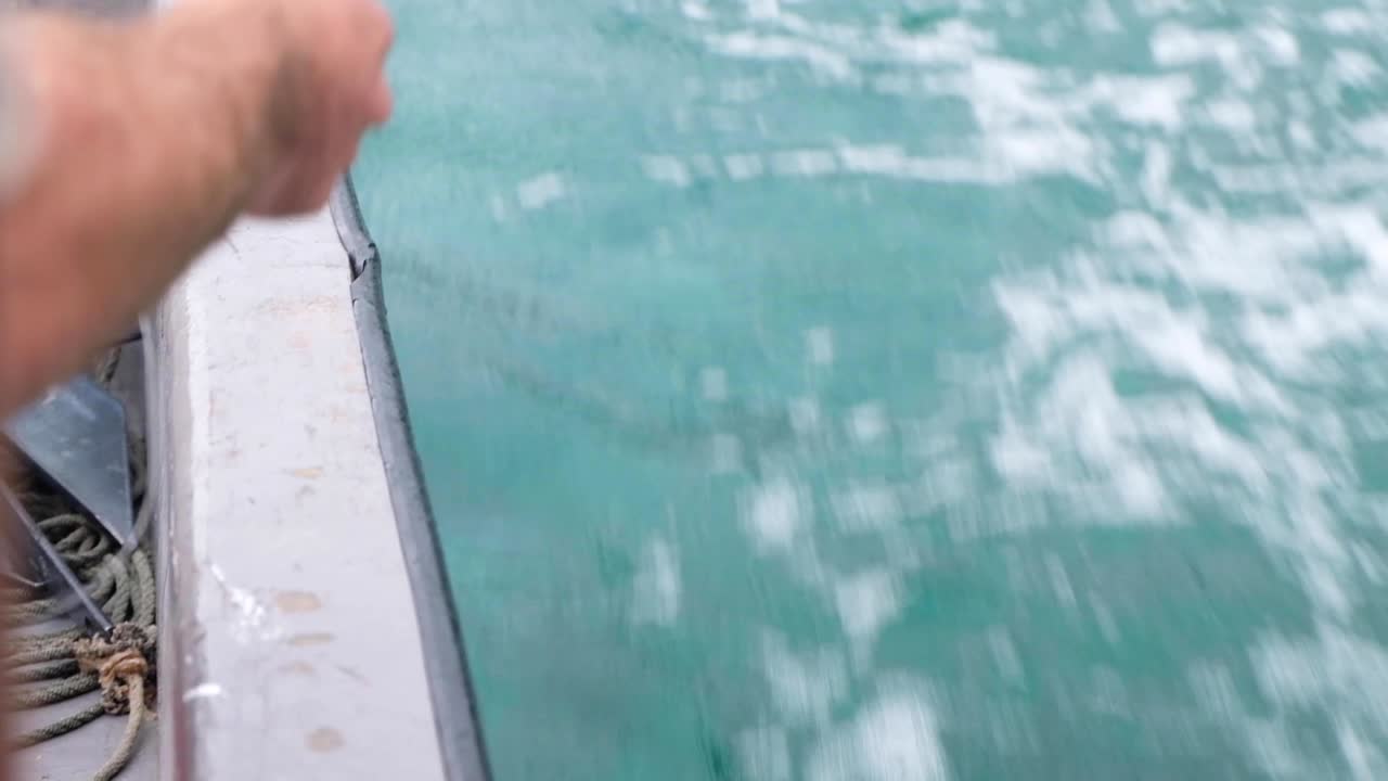 Handleinenfischen auf dem Meer von einem Boot aus