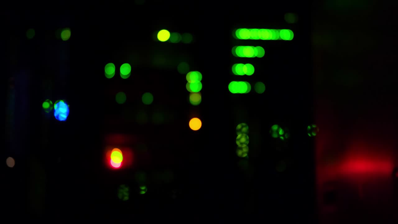 fondo borroso de las luces led de los equipos de telecomunicaciones de servidor, primer plano abstracto
