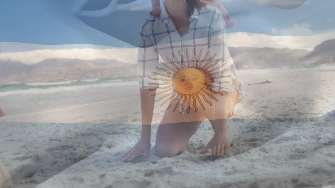 animación de la bandera de argentina sobre una familia caucásica en la playa