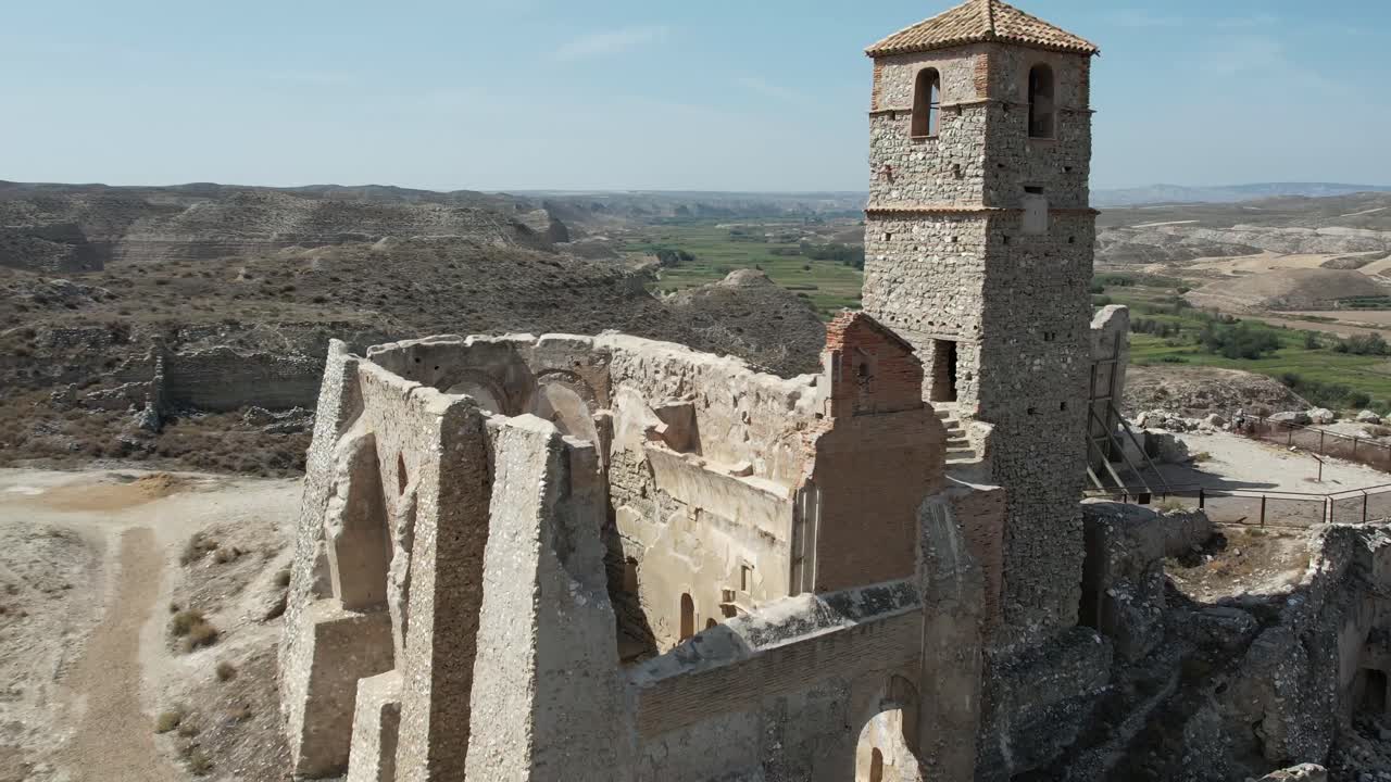 스페인 내전 중 폭격 당하고 파괴 된 교회 주위를 도는 드론 비행