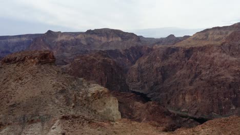 Luftdrohnenansicht-über-Berge,-Die-Den-Colorado-River-Inmitten-Steiler-Klippen-In-Kingman,-USA,-Enthüllen