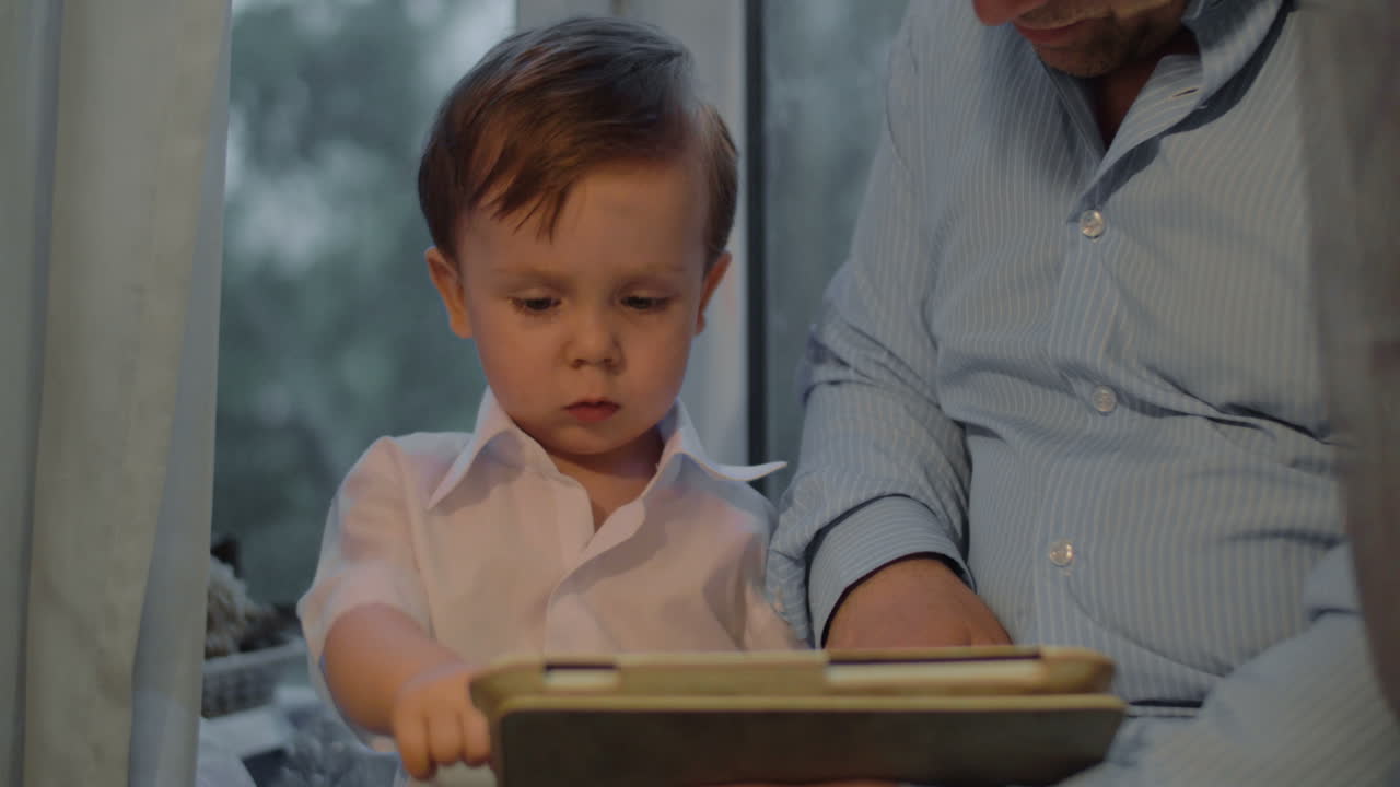 작은 소년과 태블릿 pc