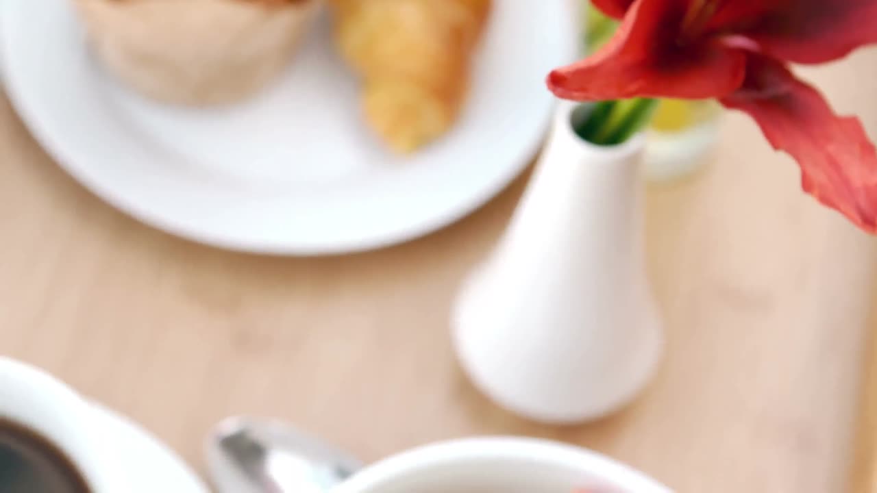 desayuno preparado junto a la piscina