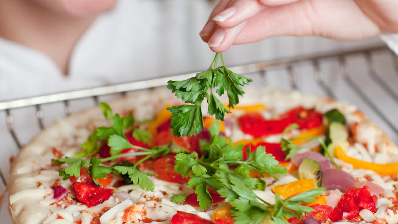 부 ⁇ 에서 피자를 양념하는 백인 여성 셰프의 애니메이션