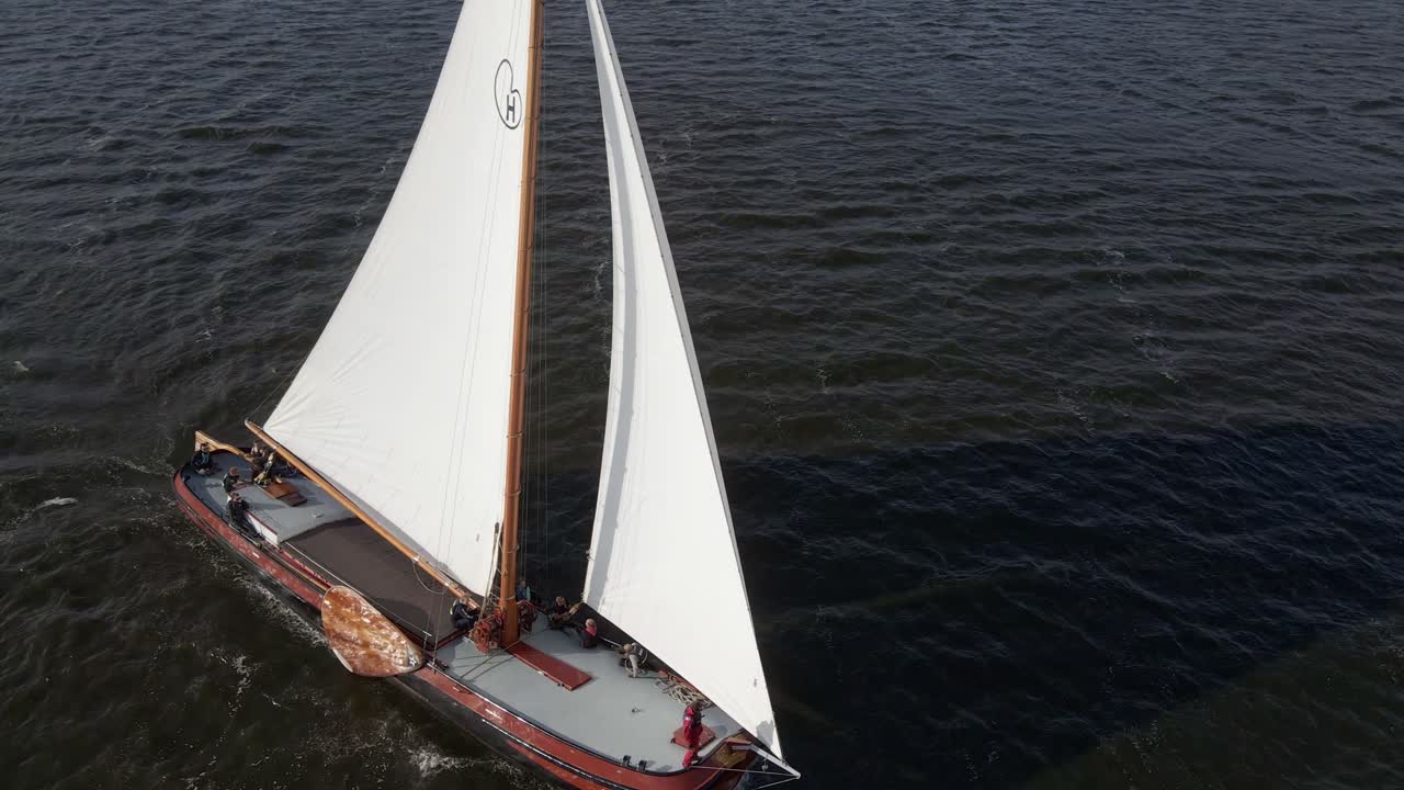 Luftaufnahme von Skutsje-Booten beim Rennen auf dem Sneekermeer während eines Sommerwettbewerbs in Sneek, Friesland, Niederlande.