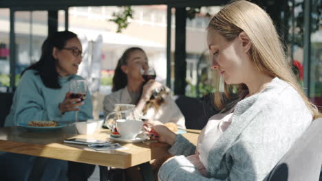 pregnant woman with friends in a cafe