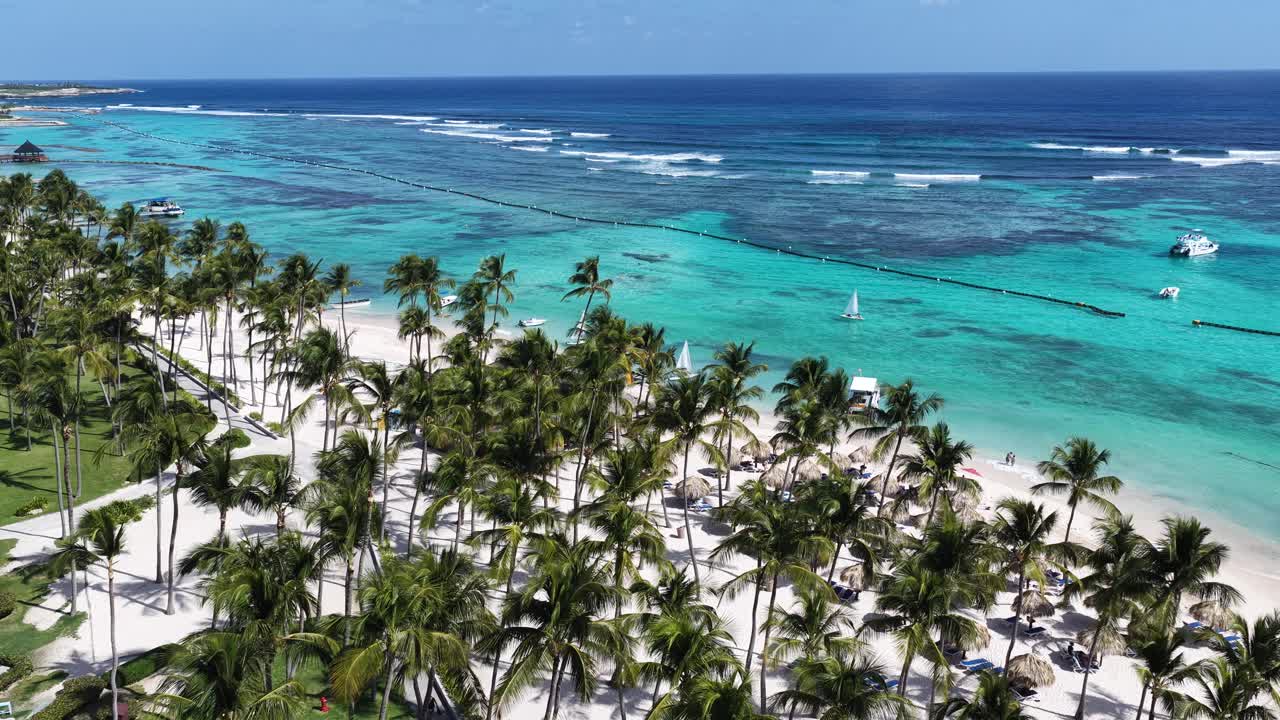 Punta Cana Skyline in La Altagracia, Dominikanische Republik. Karibische Skyline. Strandlandschaft. Natur-Meereslandschaft. Punta Cana Skyline in Punta Cana in La Altagracia, Dominikanische Republik. Malerische Palmen