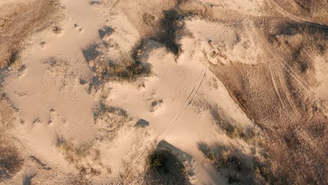 vista aérea de un desierto, dunas de arena. textura de la superficie de la naturaleza del desierto