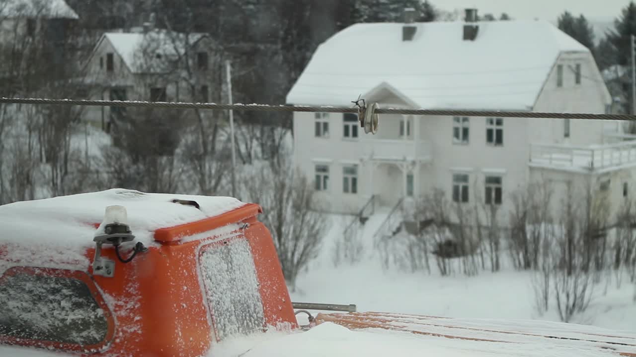 노르웨이 시골의 hennisngsvaer에 있는 눈 덮인 차가운 집의 랙 포커스가 있는 고정 샷