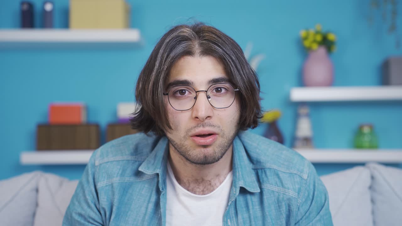 un joven confundido y gracioso.