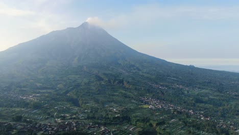 sereno pueblo de wonolelo en la ladera del monte merapi volcán java, indonesia, panorama aéreo