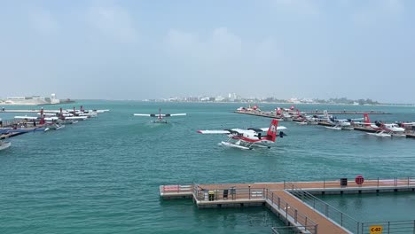 Wasserflugzeugstart-Von-Einem-Flugplatz-Auf-Dem-Wasser-Auf-Den-Malediven