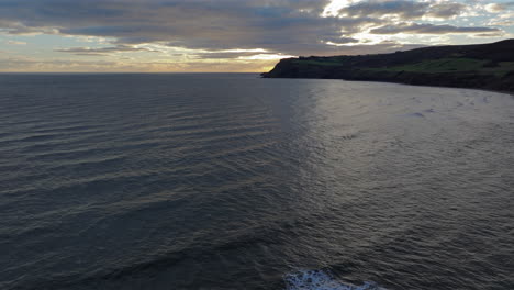 Errichtung-Eines-Drohnenschusses-über-Dem-Meer-Der-Klippenküste-Von-North-Yorkshire