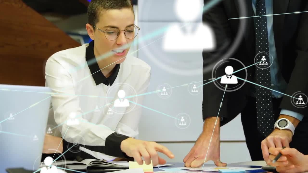 animación de la red de conexiones con iconos sobre diversas personas de negocios en la oficina