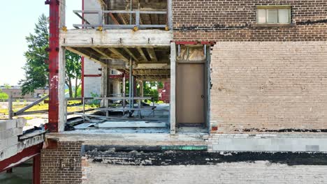 drohnen-aufnahme des zerfallenden beton-interiors des zweiten stockwerks