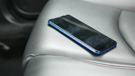 Smartphone-Im-Auto-Vergessen,-Smartphone-Verloren,