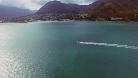 turismo oceánico cortesía de una lancha rápida