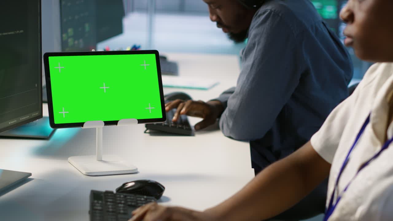 equipo trabajando en computadoras en una sala de control