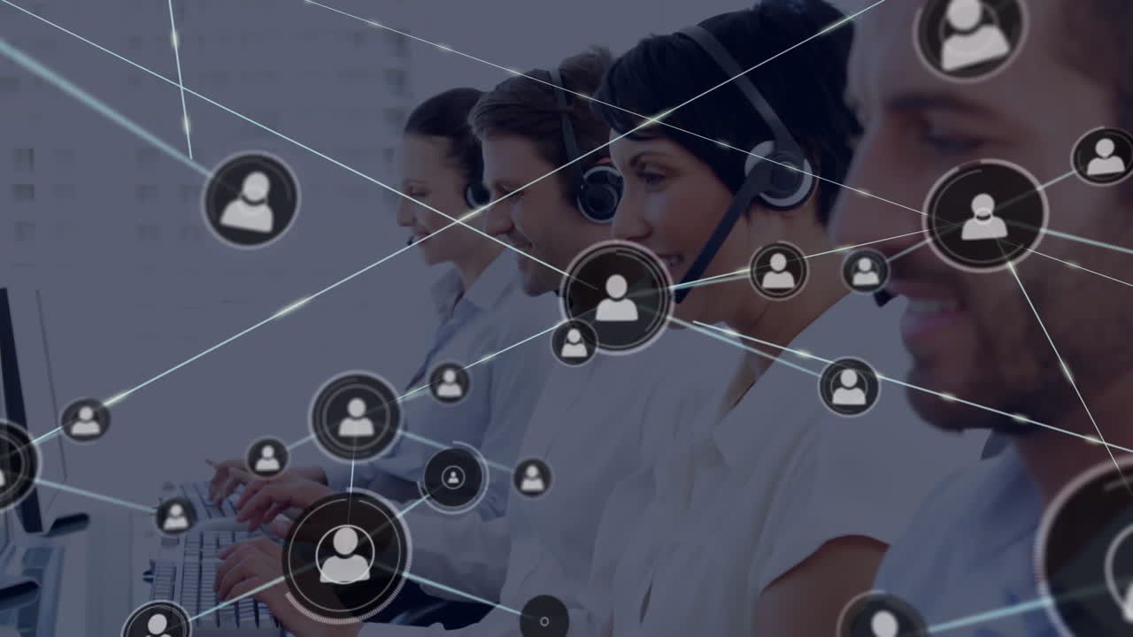 animación de iconos conectados, diversos agentes de servicio hablando con el cliente con auriculares