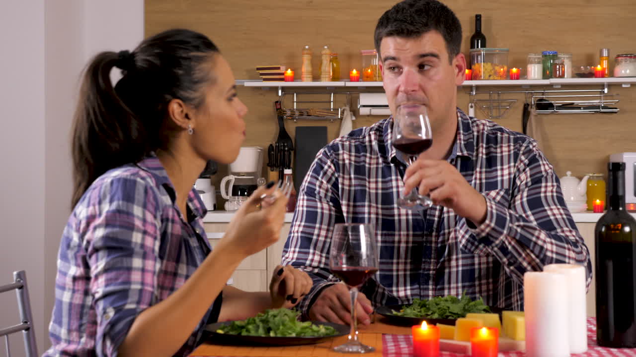 una pareja disfrutando de una cena romántica.
