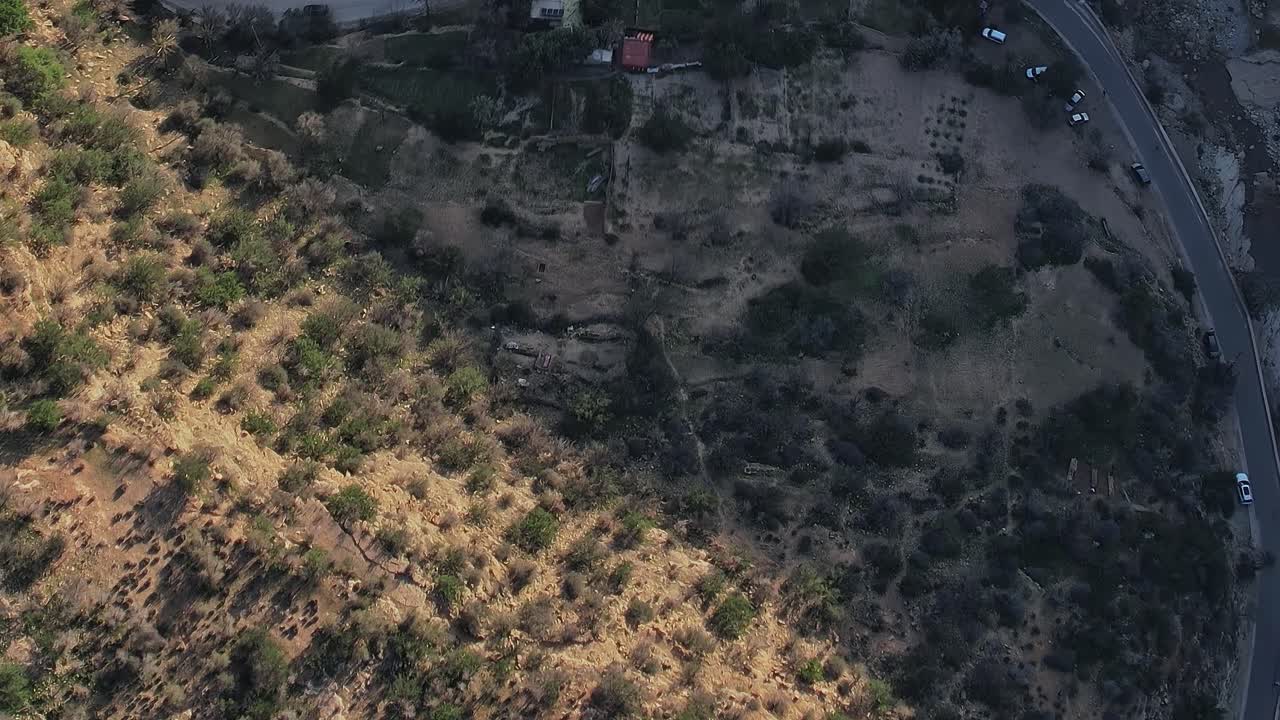 Veduta aerea di terreno accidentato vicino a una strada tortuosa in Marocco.