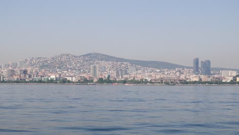 una vista de una ciudad en una costa