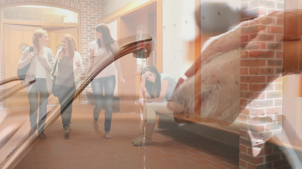 통로에서 걸어가는 대학생들을 상대로 싱크대에서 손을 는