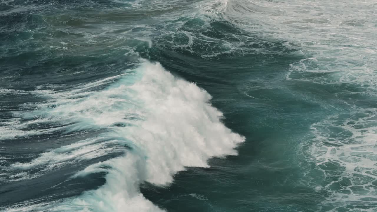 vista aérea de las poderosas y gigantescas olas del océano en nazare, portugal