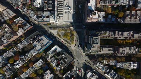 Aerial-birds-eye-overhead-top-down-footage-of-traffic-in-streets-on-residential-urban-borough-in-large-city.-Manhattan,-New-York-City,-USA