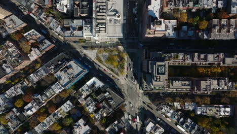 Los-Pájaros-Aéreos-Observan-Imágenes-De-Arriba-Hacia-Abajo-Del-Tráfico-En-Las-Calles-De-Un-Distrito-Urbano-Residencial-En-Una-Gran-Ciudad.-Manhattan,-Ciudad-De-Nueva-York,-Estados-Unidos