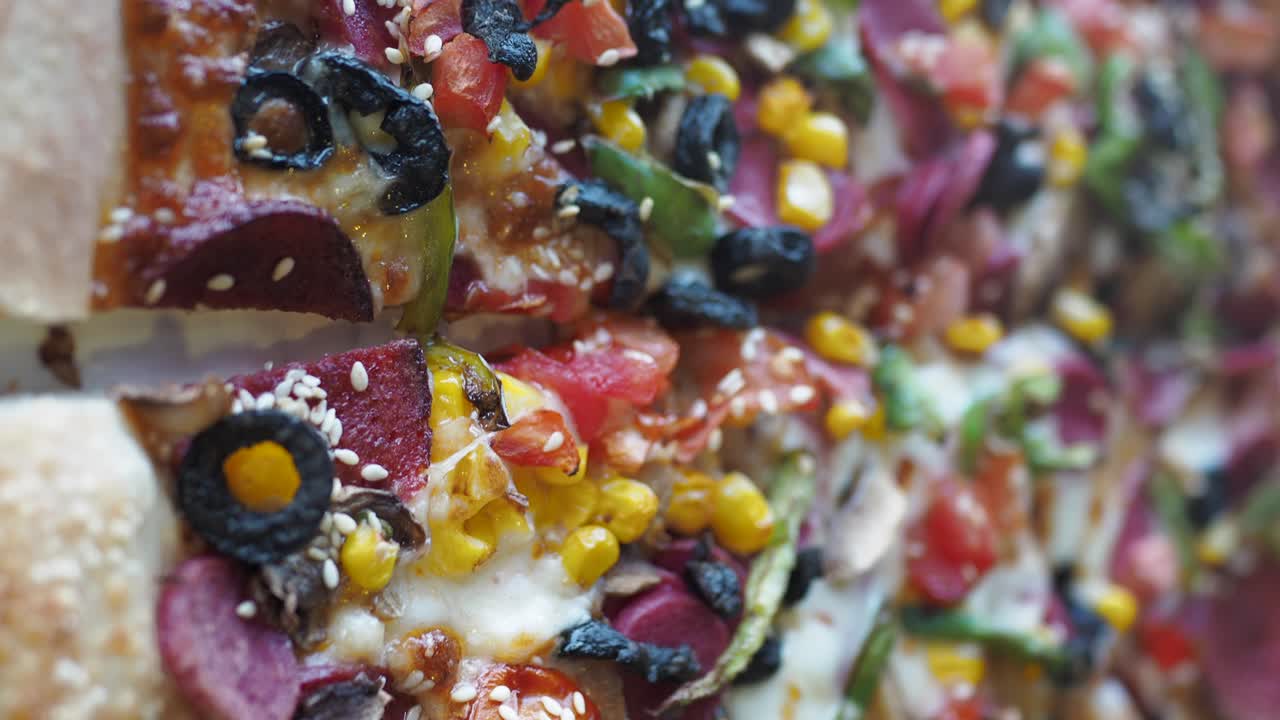 다양한 토핑을 가진 피자