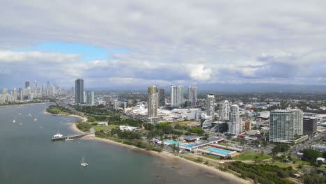 Edificios-De-Gran-Altura-En-El-Paseo-Marítimo-De-Southport,-Ciudad-De-La-Costa-Dorada-En-Queensland,-Australia