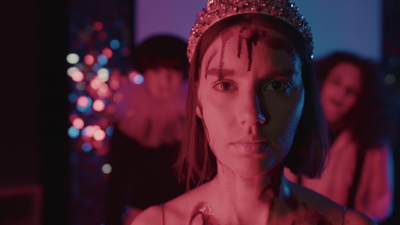 카메라를 바라보는 젊은 여성의 클로즈업 뷰.