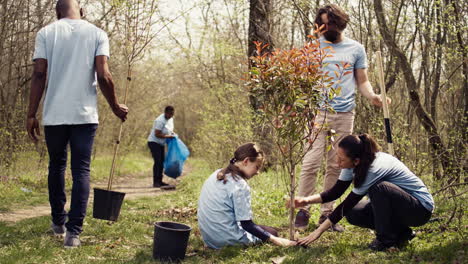 Grupo-De-Voluntarios-Plantando-Nuevas-Plántulas-Alrededor-Del-área-Forestal