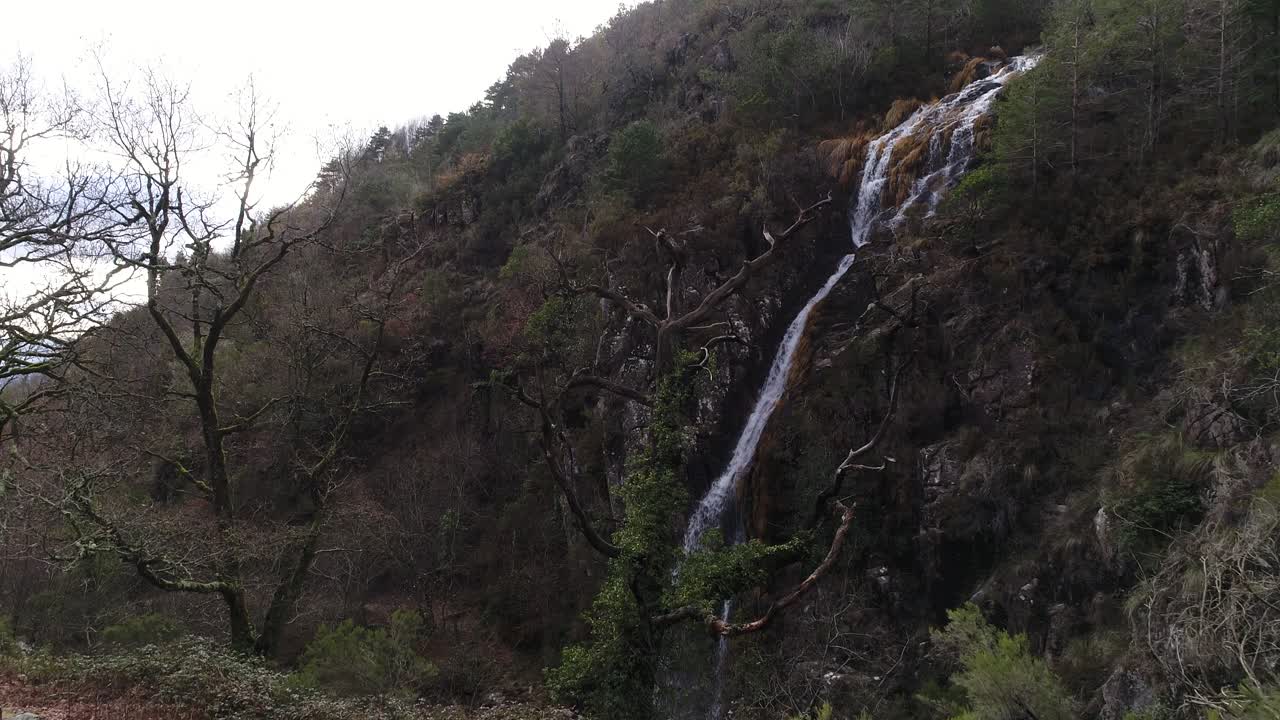el agua pura de la montaña fluye sobre las rocas