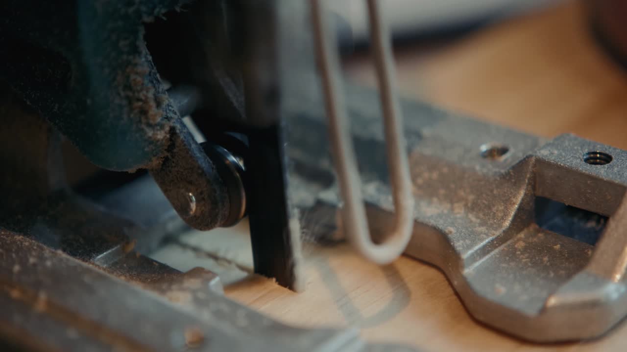 cerca de las manos del carpintero cortando madera con la sierra de mesa en el taller, muebles de artesano