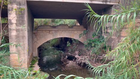 arroyo debajo de un puente en l'eliana, valencia, españa