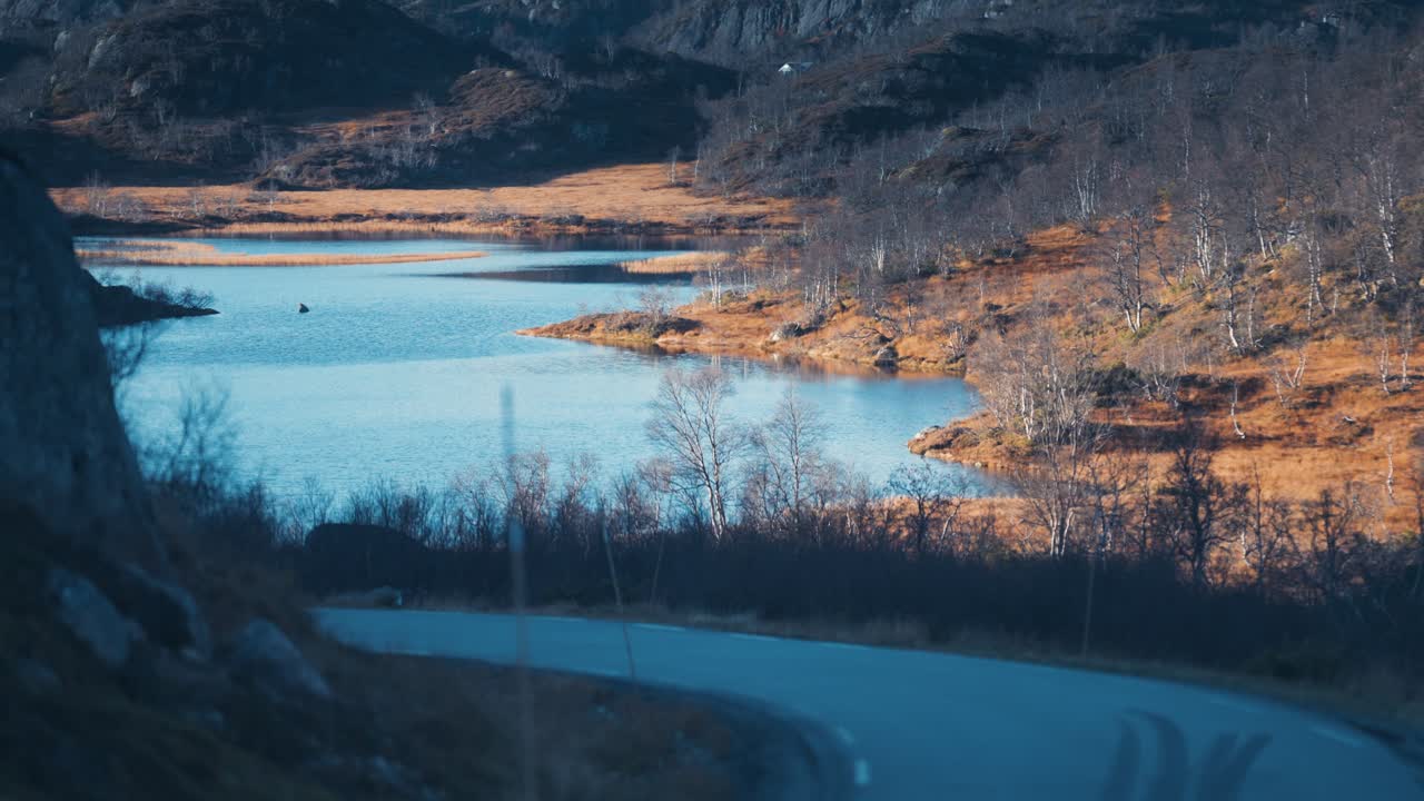 가을 풍경을 가로지르는 좁은 시골길
