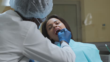 dentista examinando os dentes do paciente