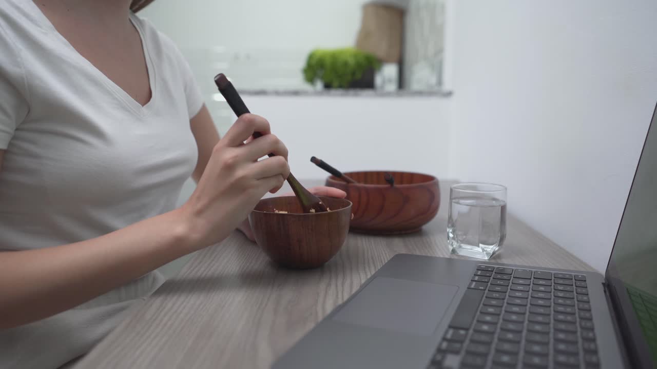 Woman eating lunch at her desk