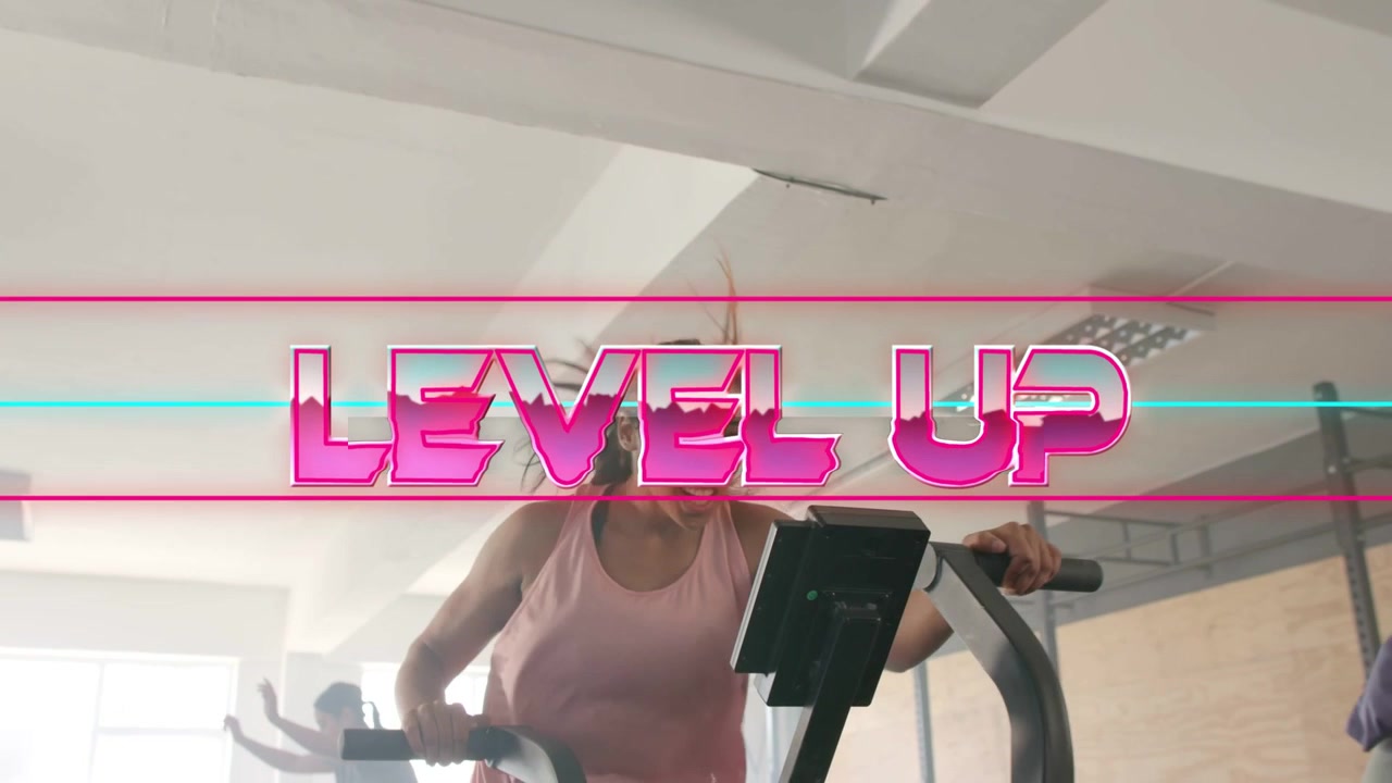 Neon LEVEL UP glir inn, gnistrende kvinne pumper håndtakene på ellipsemaskinen og øker intensiteten på treningssenteret