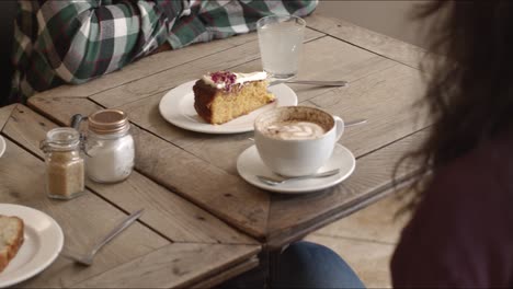 Cafétisch-Mit-Kaffee-Und-Kuchen