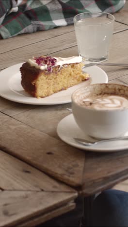 cafétisch mit kaffee und kuchen