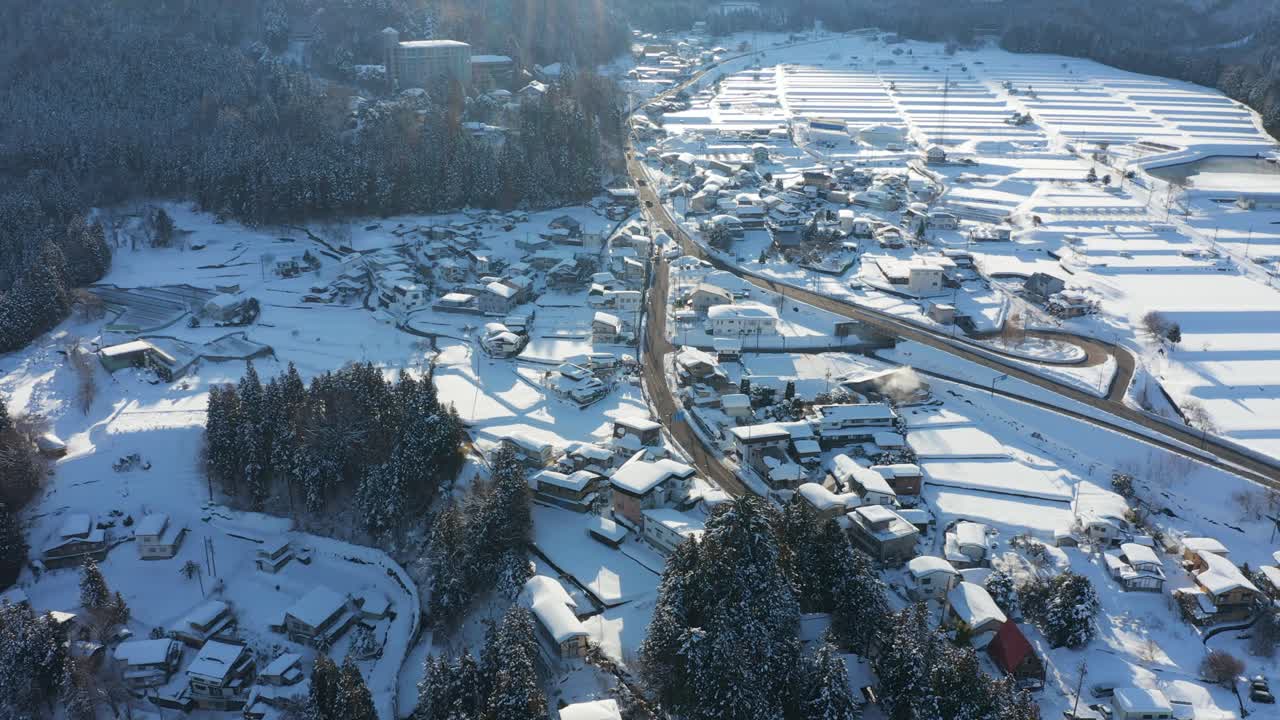 눈으로 덮인 야마노우치, 나가노 풍경 위로 떠오르는 태양, 일본